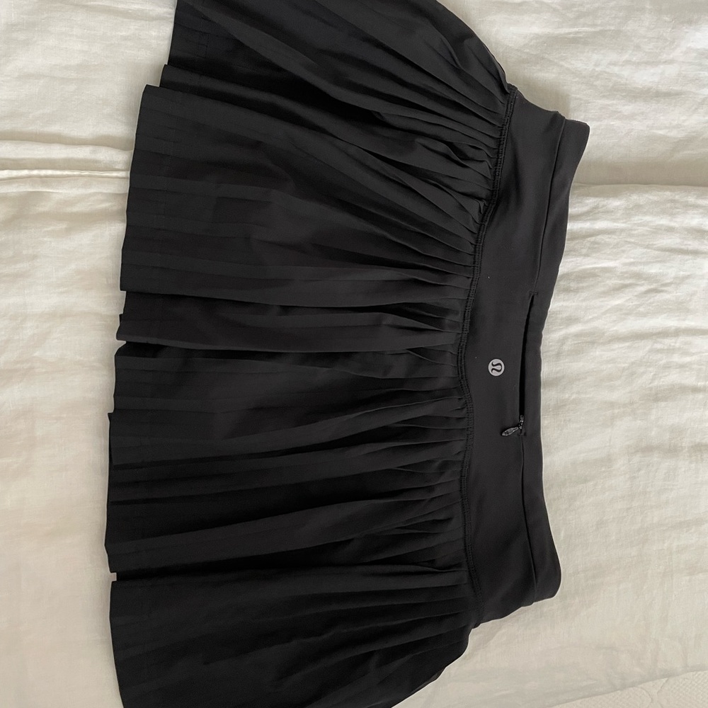Black pleated 12in lulu skirt!! Not sold online/rare! 🖤🖤 Size 8 brand new!